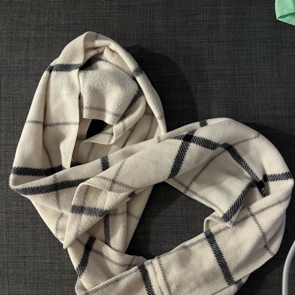 💛 $3 if bundle- Infinity scarf - Picture 3 of 5